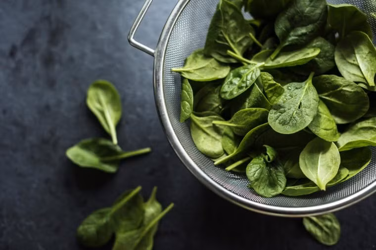 Bổ sung vitamin qua kem dưỡng Mặc dù một số vitamin có thể hữu ích khi thoa lên da, chẳng hạn như vitamin C; nhưng vitamin B lại không hiệu quả. Nhiều loại vitamin B (như B12) chỉ có thể được hấp thụ ở ruột non; do đó dù bạn có nạp bao nhiêu vào kem dưỡng ẩm hay huyết thanh, nó cũng sẽ không tạo ra sự khác biệt. Nếu bạn thực sự muốn khai thác sức mạnh của vitamin B để cải thiện làn da và vẻ ngoài của bạn, hãy ăn các loại rau lá xanh như rau bina, măng tây, đậu và đậu Hà Lan.