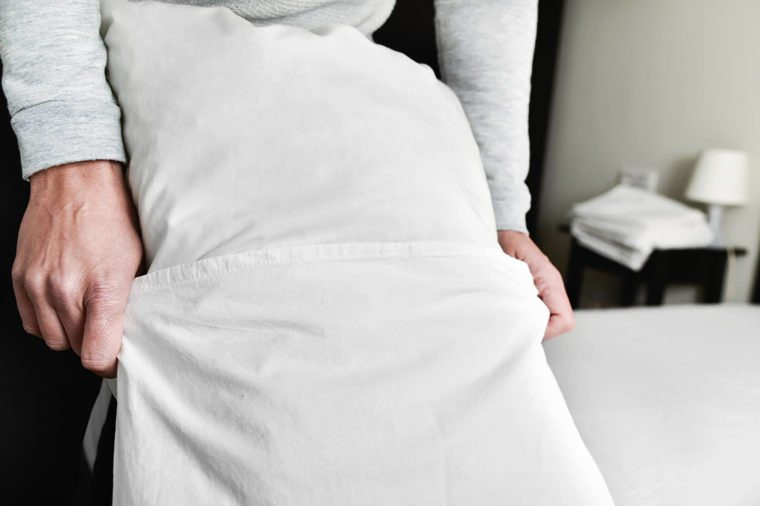 Sử dụng vỏ gối cotton cũ Dùng vỏ gối lụa hoặc satin, bạn sẽ thấy điều kỳ diệu cho khuôn mặt và mái tóc của bạn. Vỏ gối bằng lụa ít gây bào mòn da, cũng khiến bạn dễ thở, không gây dị ứng và kích ứng.