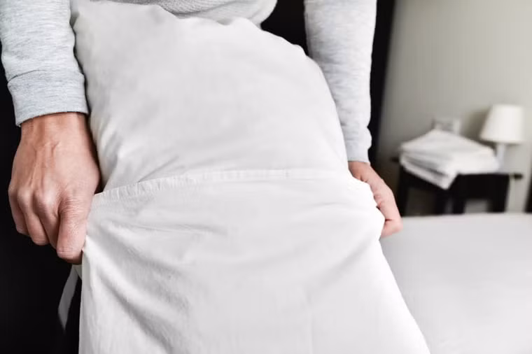 Sử dụng vỏ gối cotton cũ Dùng vỏ gối lụa hoặc satin, bạn sẽ thấy điều kỳ diệu cho khuôn mặt và mái tóc của bạn. Vỏ gối bằng lụa ít gây bào mòn da, cũng khiến bạn dễ thở, không gây dị ứng và kích ứng.