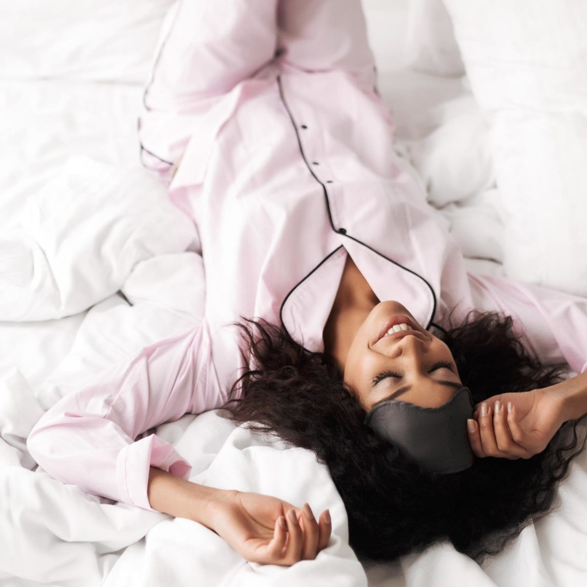 Ngủ ít Giấc ngủ được chứng minh có tác dụng tích cực trong việc làm đẹp và việc ngủ ít hơn sáu tiếng vào ban đêm sẽ khiến làn da của bạn có quá ít thời gian tái tạo, điều này có thể dẫn đến nhiều nếp nhăn, da chảy sệ và quầng thâm dưới mắt.