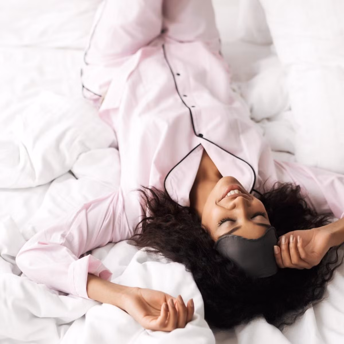 Ngủ ít Giấc ngủ được chứng minh có tác dụng tích cực trong việc làm đẹp và việc ngủ ít hơn sáu tiếng vào ban đêm sẽ khiến làn da của bạn có quá ít thời gian tái tạo, điều này có thể dẫn đến nhiều nếp nhăn, da chảy sệ và quầng thâm dưới mắt.