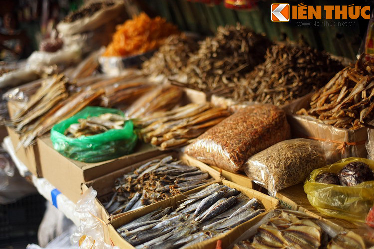 Khu chợ trên phố Nguyễn Thiện Thuật chủ yếu bán mặt hàng khô như tôm, cá, măng, nấm khô, hạt sen... và gia vị các loại.