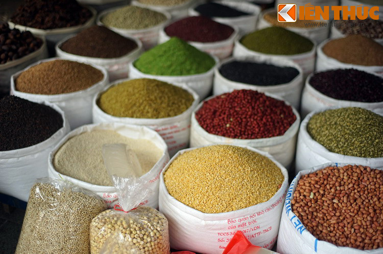 Tới khu chợ này, khách phương xa sẽ không khỏi choáng ngợp trước bầu không khí vô cùng sôi động, sắc màu rực rỡ của vô số chủng loại hàng hóa...