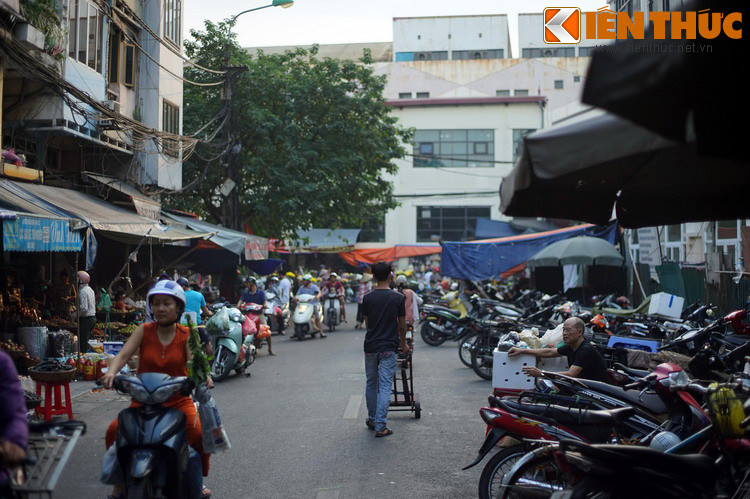 Do chợ Bắc Qua “dính liền” với chợ Đồng Xuân nên người Hà Nội thường gọi cả hai chợ là bằng cái tên chung là chợ Đồng Xuân – Bắc Qua.