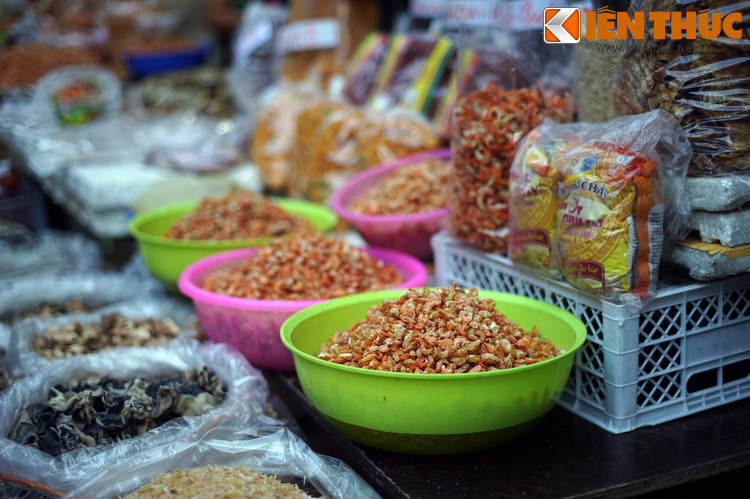 ...Cùng những mùi hương đặc trưng của các loại đồ khô hay nông sản.