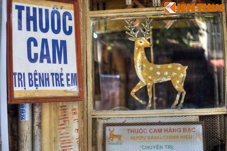 Ngoài nghề bạc, phố Hàng Bạc cũng được người Hà Nội biết đến với sản phẩm thuốc cam gia truyền, một loại thuốc dân gian đặc trị bệnh trẻ em.