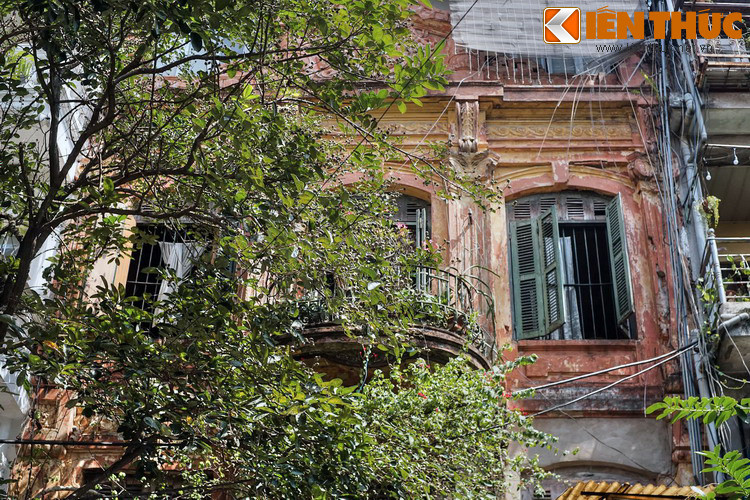 Con phố này còn lưu giữ được khá nhiều ngôi nhà ống có mặt tiền trang trí kiểu phương Tây cổ điển, một kiểu nhà đặc thù của phố cổ Hà Nội đầu thế kỷ 20.