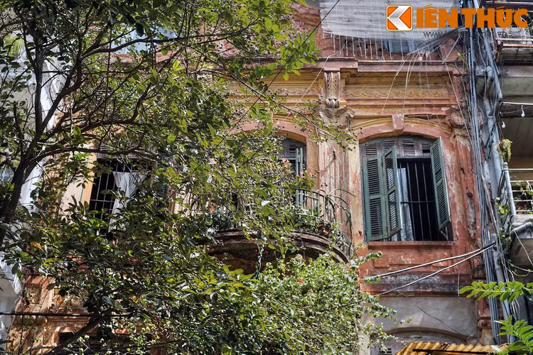 Con phố này còn lưu giữ được khá nhiều ngôi nhà ống có mặt tiền trang trí kiểu phương Tây cổ điển, một kiểu nhà đặc thù của phố cổ Hà Nội đầu thế kỷ 20.