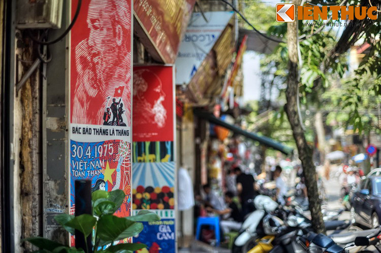 Là một tuyến phố có vị trí quan trọng ở phố cổ, khi du lịch bùng nổ ở Hà Nội từ thập niên 1990, phố Hàng Bạc đã trở thành nơi tập trung nhiều cơ sở lưu trú, cửa hàng bán đồ lưu niệm, văn hóa phẩm phục vụ khách quốc tế.