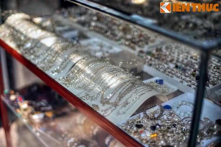 Các sản phẩm bạc trên phố Hàng Bạc được đánh giá cao về sự tinh xảo, phổ biến là đồ trang sức như nhẫn, khuyên tai, các loại dây chuyền, vòng xuyến...