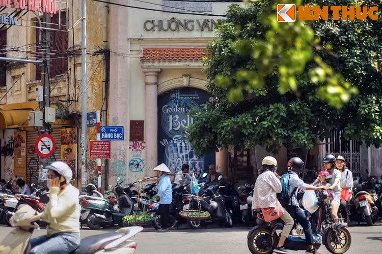 Vào thời thuộc Pháp, từ cuối thế kỷ 19 phố có tên tiếng Pháp là Rue des changeurs (phố của những người đổi tiền) do nơi đây tập trung nhiều hiệu đổi tiền. Từ năm 1945 phố chính thức mang tên Hàng Bạc và tên này được duy trì đến nay.