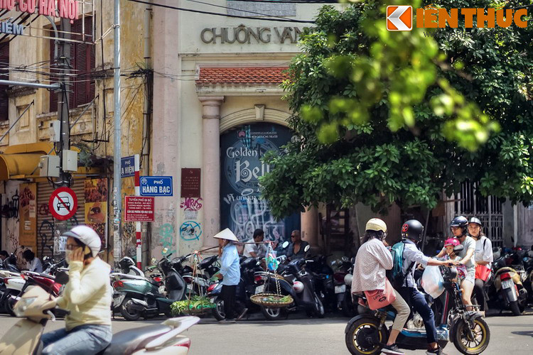 Vào thời thuộc Pháp, từ cuối thế kỷ 19 phố có tên tiếng Pháp là Rue des changeurs (phố của những người đổi tiền) do nơi đây tập trung nhiều hiệu đổi tiền. Từ năm 1945 phố chính thức mang tên Hàng Bạc và tên này được duy trì đến nay.