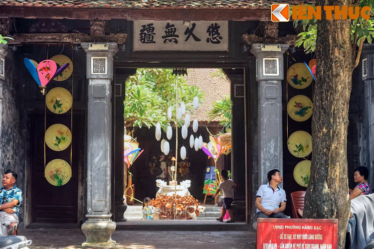 Tọa lạc tại số nhà 42 của phố Hàng Bạc là đình Kim Ngân, nơi thờ tổ nghề của những người thợ bạc. Đây là một ngôi đình cổ có giá trị lịch sử, kiến trúc đặc sắc, một trong những công trình thuộc diện bảo tồn đặc biệt của phố cổ Hà Nội.