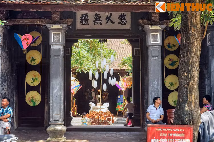 Tọa lạc tại số nhà 42 của phố Hàng Bạc là đình Kim Ngân, nơi thờ tổ nghề của những người thợ bạc. Đây là một ngôi đình cổ có giá trị lịch sử, kiến trúc đặc sắc, một trong những công trình thuộc diện bảo tồn đặc biệt của phố cổ Hà Nội.