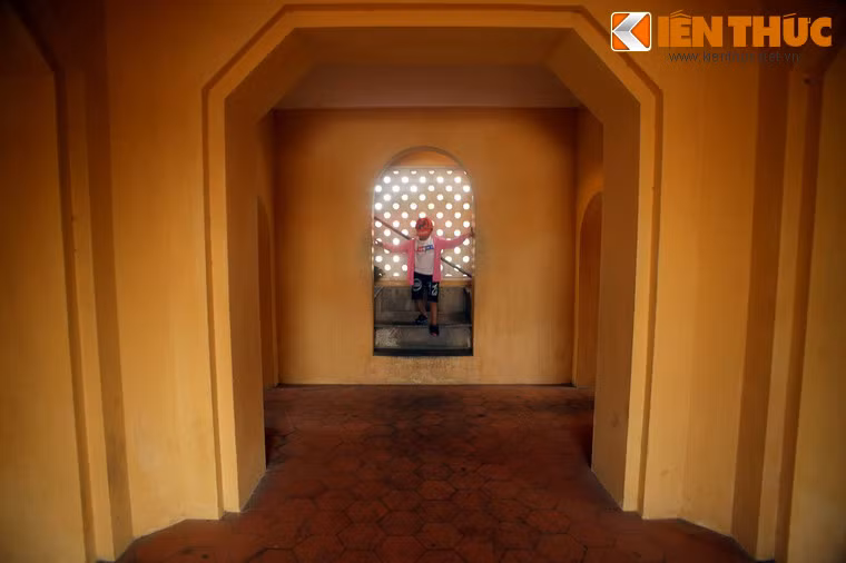 Các cửa khác có dạng lục giác với hai góc phía trên được vát chéo.