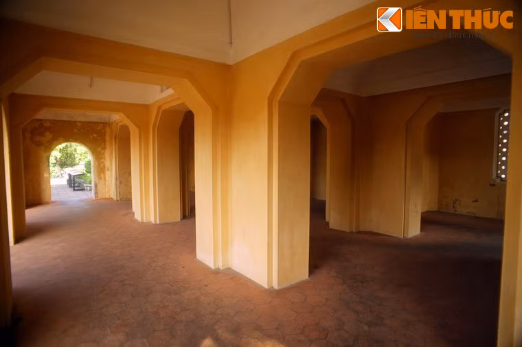 Tầng một của lầu Ngũ Môn có có hệ thống cửa phía trong và phía ngoài phong phú, chia mặt bằng thành nhiều khoang nhỏ.