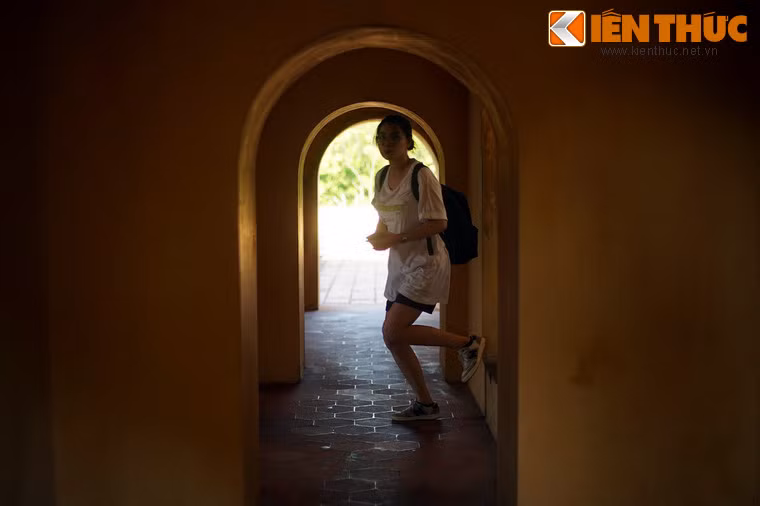 Các cửa hai bên và dãy cửa trong cùng có dạng vòm.