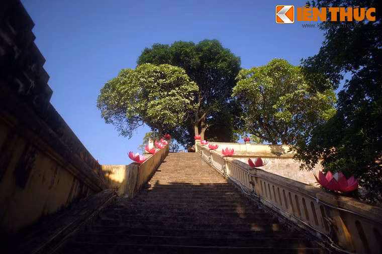 Hai bên Đoan Môn có hai dãy bậc cấp bằng gạch dẫn lên tầng hai.