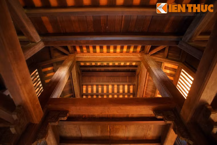 Cấu trúc gỗ của mái lầu Ngũ Môn.