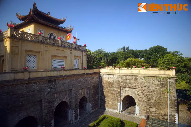 Công trình này là cửa chính phía Nam dẫn vào khu Cấm thành. Căn cứ vào vật liệu xây dựng và phong cách kiến trúc hiện còn của di tích, có thể khẳng định Đoan Môn được xây dựng được xây dựng vào thời Lê và được tu bổ sửa sang vào thời Nguyễn.