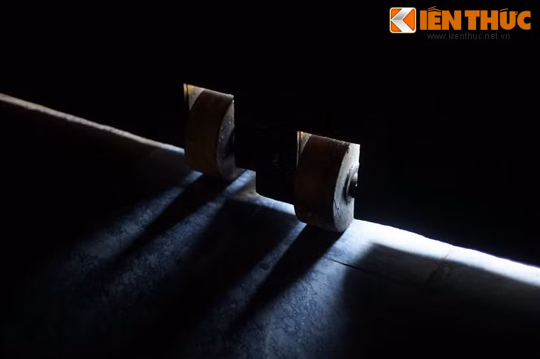 Bánh xe để di chuyển (đóng, mở) cánh cửa thành bằng gỗ.