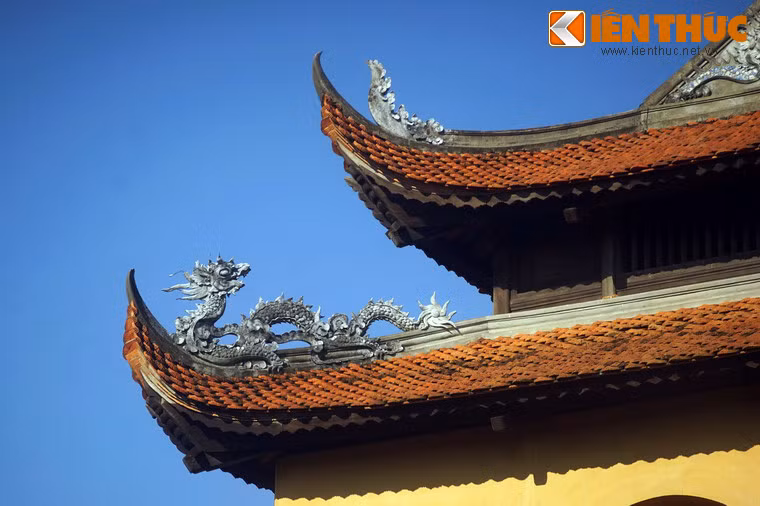 Mái lầu Ngũ Môn lợp ngói ta, hai đầu nóc đắp hai con rồng (đầu kìm), bốn góc mái trên tạo thành đao cong.