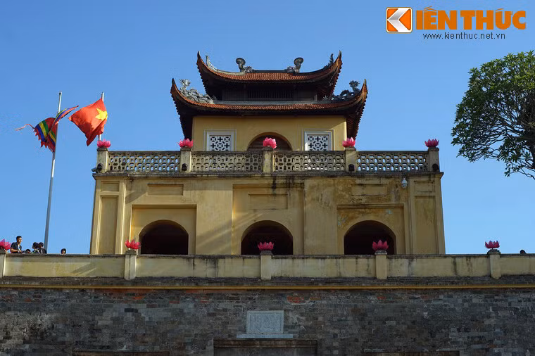 Tầng trên của lầu Ngũ Môn thu nhỏ lại so với tầng dưới, trổ cửa vòm ở phía trước và hai bên.