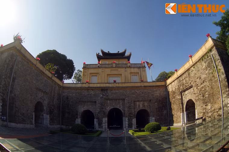 Mặt sau Đoan Môn có hình chữ U với hai cửa phụ và hai cửa ngách đối xứng hai bên cửa chính.