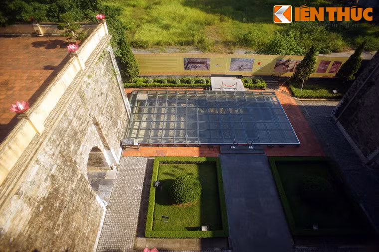 Phía sau Đoan Môn, năm 1999 các nhà khảo cổ học đã đào hố khai quật rộng 85,2 m2 để lần tìm dấu vết con đường Ngự đạo xưa. Ngày nay hố này được để lộ thiên cho du khách tham quan.