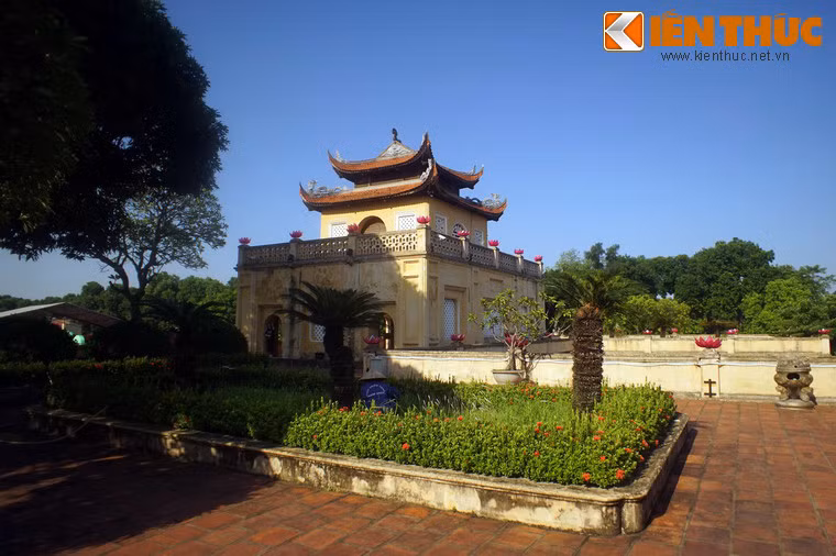 Trên nền tầng hai xây một phương đình kiểu hai tầng tám mái, được gọi là lầu Ngũ Môn.