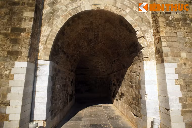 Cận cảnh một cửa ngách.