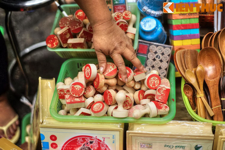 Sản phẩm tinh xảo nhất của nghề gỗ trên phố là những con dấu, món quà lưu niệm rất được khách quốc tế ưa chuộng. Mặt con dấu thường được chạm khắc những hình ảnh mang bản sắc Việt Nam, hoặc làm theo yêu cầu riêng của từng khách.