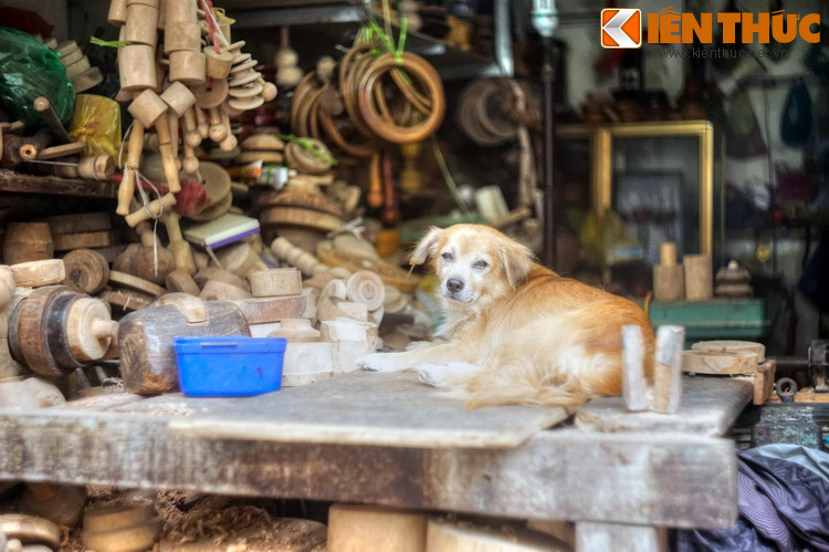 Quy trình sản xuất ban đầu khá đơn giản với cưa, dùi, đục và những chiếc máy tiện thô sơ hoạt động bằng sức đạp của đôi chân. Sau này mô-tơ điện được sử dụng, năng suất lao động của người thợ tiện gỗ tăng lên đáng kể.