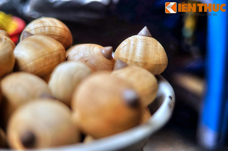 Ngày nay, các con quay vẫn được sản xuất và bày bán trên phố Tô Tịch, nhưng không còn nhiều trẻ em mặn mà với món đồ chơi truyền thống này nữa. Thay vào đó, nhiều người mua quay là khách du lịch hoặc những người lớn hoài niệm về một thời đã qua.