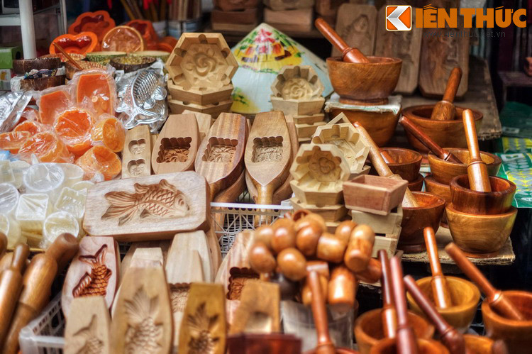 Bên cạnh quay, những mặt hàng tiện gỗ, khắc gỗ được sản xuất và bày bán trên phố Tô Tịch ngày nay là khuôn làm bánh và các công cụ gia đình khác như chày, cối, muôi, gáo múc nước...