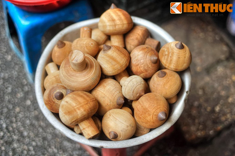 Con quay có rất nhiều kích cỡ to nhỏ khác nhau, được tiện bằng gỗ từ các xưởng trên phố. Phía trên con quay là cái “tu”, dùng để quấn dây khi đánh quay. Dưới cái cu là thân quay. Đáy của thân quay có khoan lỗ để đóng đinh bằng sắt. Dây quay là dây gai hoặc dây dù.