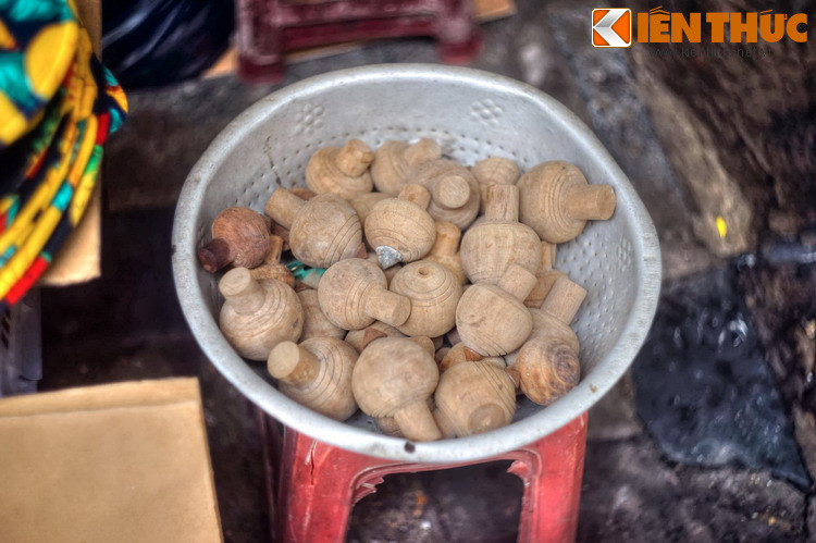 Liên quan đến ngành nghề tiện gỗ, từ thập niên 1990 trở về trước, phố Tô Tịch được các cậu bé Hà Nội biết đến với một món đồ chơi rất lý thú, đó là những con quay.