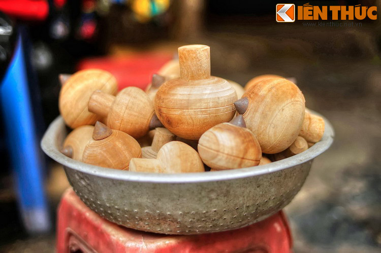 Vào thời các phương tiện vui chơi giải trí cho trẻ em còn thiếu thốn, chơi quay là trò rất “hot”. Các cuộc chơi quay vô cùng sôi động với các “chiêu” cơ bản là “giật”, “bổ thượng” và “bổ bạt”... Í ới rủ nhau lên phố Tô Tịch chọn quay vào kỳ nghỉ hè là ký ức khó quên của các bé trai thời này.