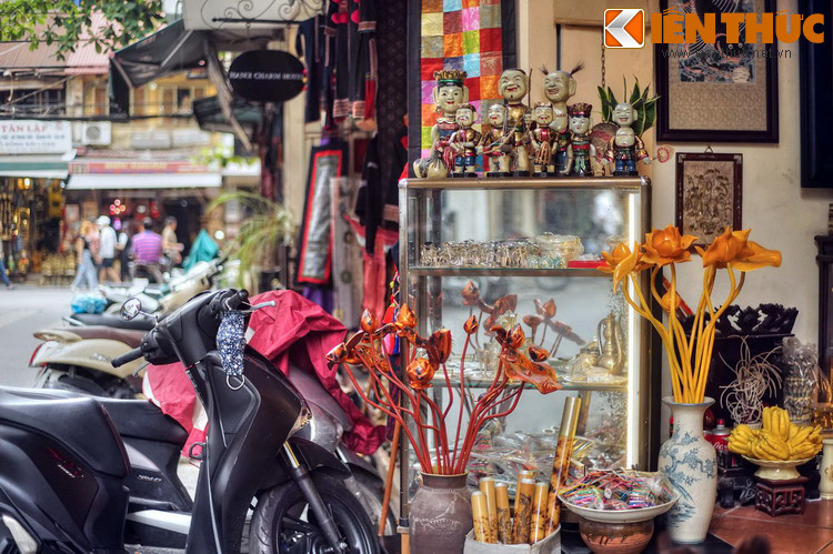 Các cửa hàng bán đồ gỗ mỹ nghệ, sơn mài lưu niệm với các sản phẩm mang đặc trưng văn hóa Việt góp phần làm cho diện mạo con phố càng thêm sinh động...