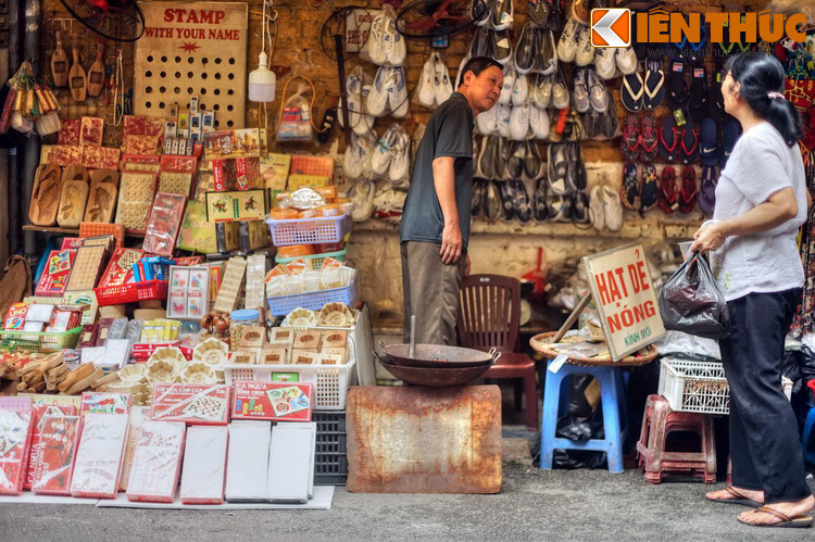 Ngoài tên gọi Tô Tịch/Tố Tịch, phố còn được dân gian gọi bằng tên gọi khác là phố Thợ Tiện hay Hàng Tiện. Điều này có nguồn gốc từ một ngành nghề đặc trưng còn được duy trì trên phố cho đến nay là nghề tiện gỗ.