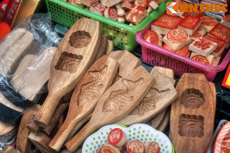 Thuở xưa, các sản phẩm chủ yếu mà người thợ mộc phố Tô Tịch làm là mộc bản in sách chữ nho, chữ nôm cho các cửa hàng sách bên Hàng Gai, hàng thủ công mỹ nghệ như những chiếc mâm gỗ, ống hương, bàn tròn, đài rượu, song cửa, con dấu...