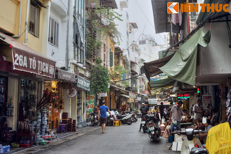 Tên phố Tố Tịch theo nghĩa chữ là “chiếu trắng”. Ngày nay không ai rõ vì sao có cái tên này vì không có tư liệu lịch sử nào nói về nghề làm chiếu hay bán chiếu trên phố. Người Pháp gọi đây là ngõ Tố Tịch (Ruelle de To Tich). Từ một ngõ nhỏ, khoảng thập niên 1920 phố được mở rộng.