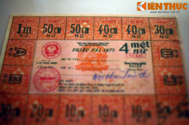 Phiếu vải 4 mét dành cho một đối tượng "nội thành, nội thị", năm 1973. Khác biệt thứ tư: Tem phiếu thời COVID được phát hành để bảo đảm sự giãn cách xã hội, còn tem phiếu thời bao cấp tất nhiên là không có yếu tố này.