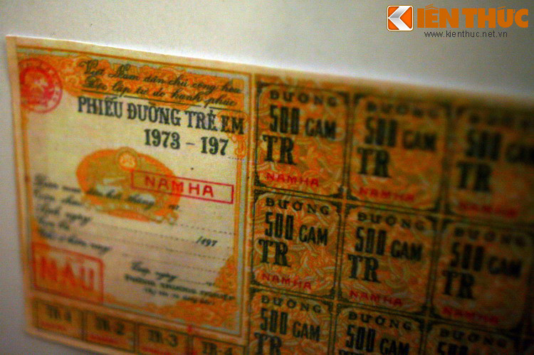 Phiếu đường trẻ em. Khác biệt thứ sáu: Tem phiếu thời bao cấp được phát hành trong bối cảnh nền kinh tế hàng hóa Việt Nam còn thiếu thốn trên mọi phương diện, còn tem phiếu thời COVID ra đời khi Việt Nam đã trở thành nền kinh tế mở với các ngành hàng tiêu dùng phát triển mạnh mẽ...