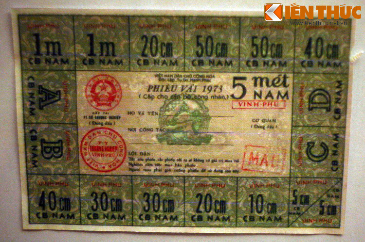 Phiếu vải 5 mét dành cho nam ở Vĩnh Phú năm 1973. Ở Việt Nam thời bao cấp, việc phân phối hàng hóa, nhu yếu phẩm hàng ngày cho người dân được thực hiện qua chế độ tem phiếu.