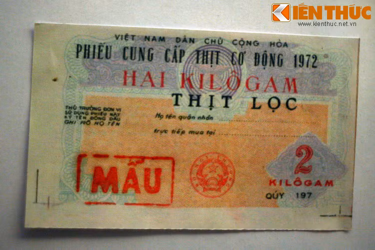 Phiếu cung cấp thịt cơ động 1972, có giá trị 2 kg thịt lọc. Khác biệt thứ năm: Tem phiếu thời COVID không có vai trò định đoạt đời sống vật chất của người dân như tem phiếu thời bao cấp.