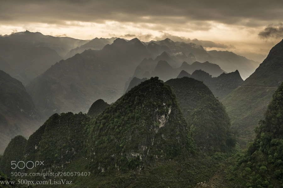 Những mỏm núi nhấp nhô trải dài đến vô cực nhìn từ đèo Mã Pì Lèng. Ảnh: Lisa Vaz/ 500px.com.