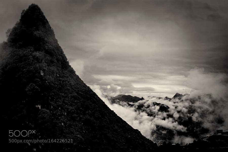 Một mỏm núi sừng sững trên biển mây. Ảnh: Monica Bertolazzi/ 500px.com.
