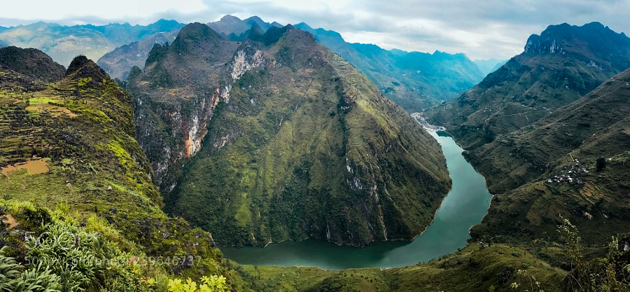 Sông Nho Quế thơ mộng nhìn từ đèo Mã Pì Lèng. Ảnh: Fabian Irsara/ 500px.com.