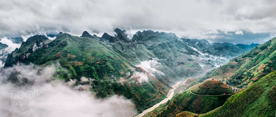 Mây trắng trên đèo Mã Pì Lèng. Ảnh: Nima Baharlooie/ 500px.com.